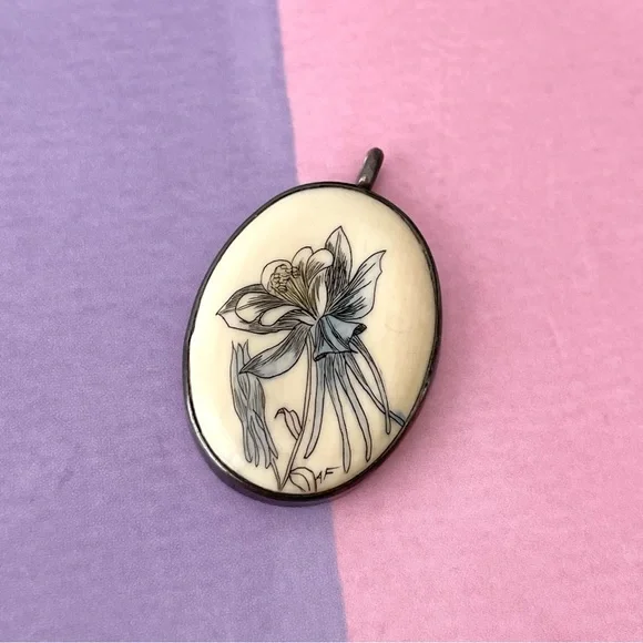 Vintage signed scrimshaw style pendant columbine flower silver plate? - Picture 2 of 10